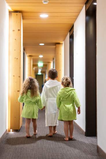 Enfants en route pour les Bains